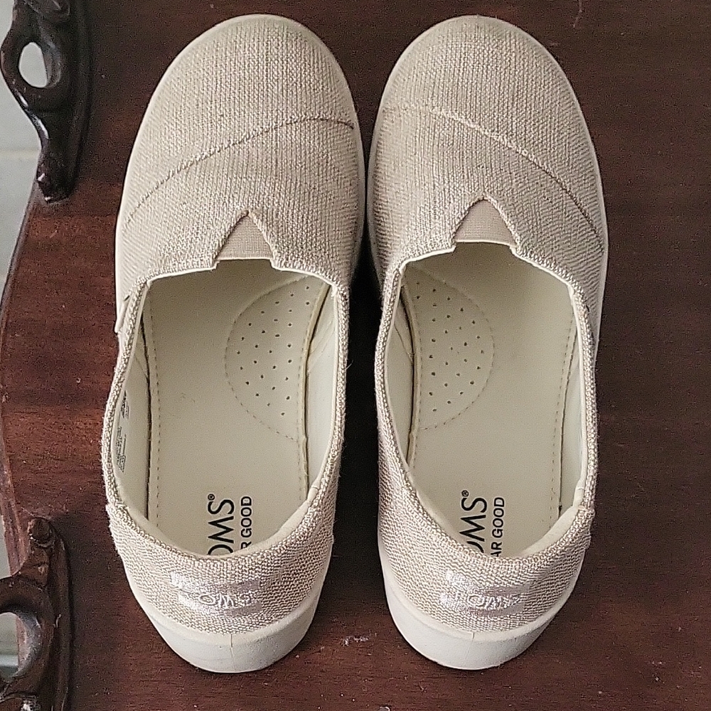 Toms Women's Slip-On Flats in Light Tan Canvas Size 8-